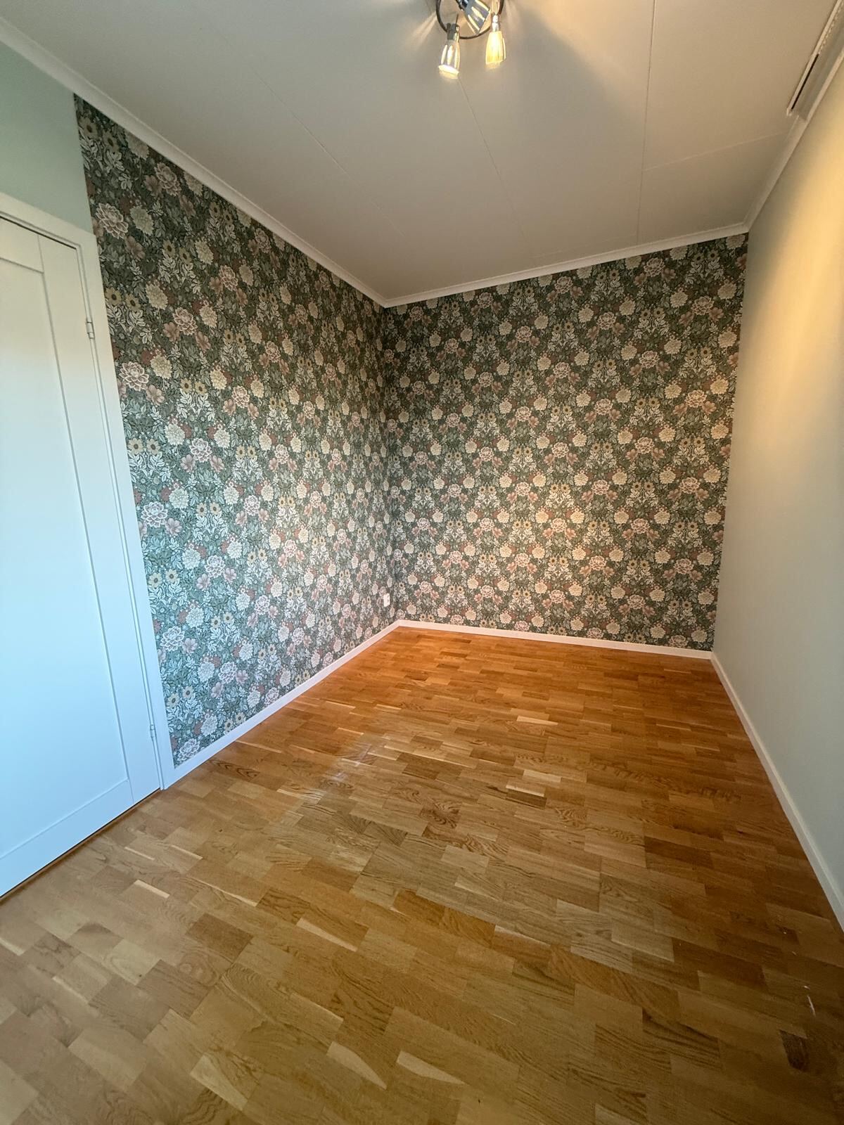 Uppsatt tapet på vägg efter tapetsering