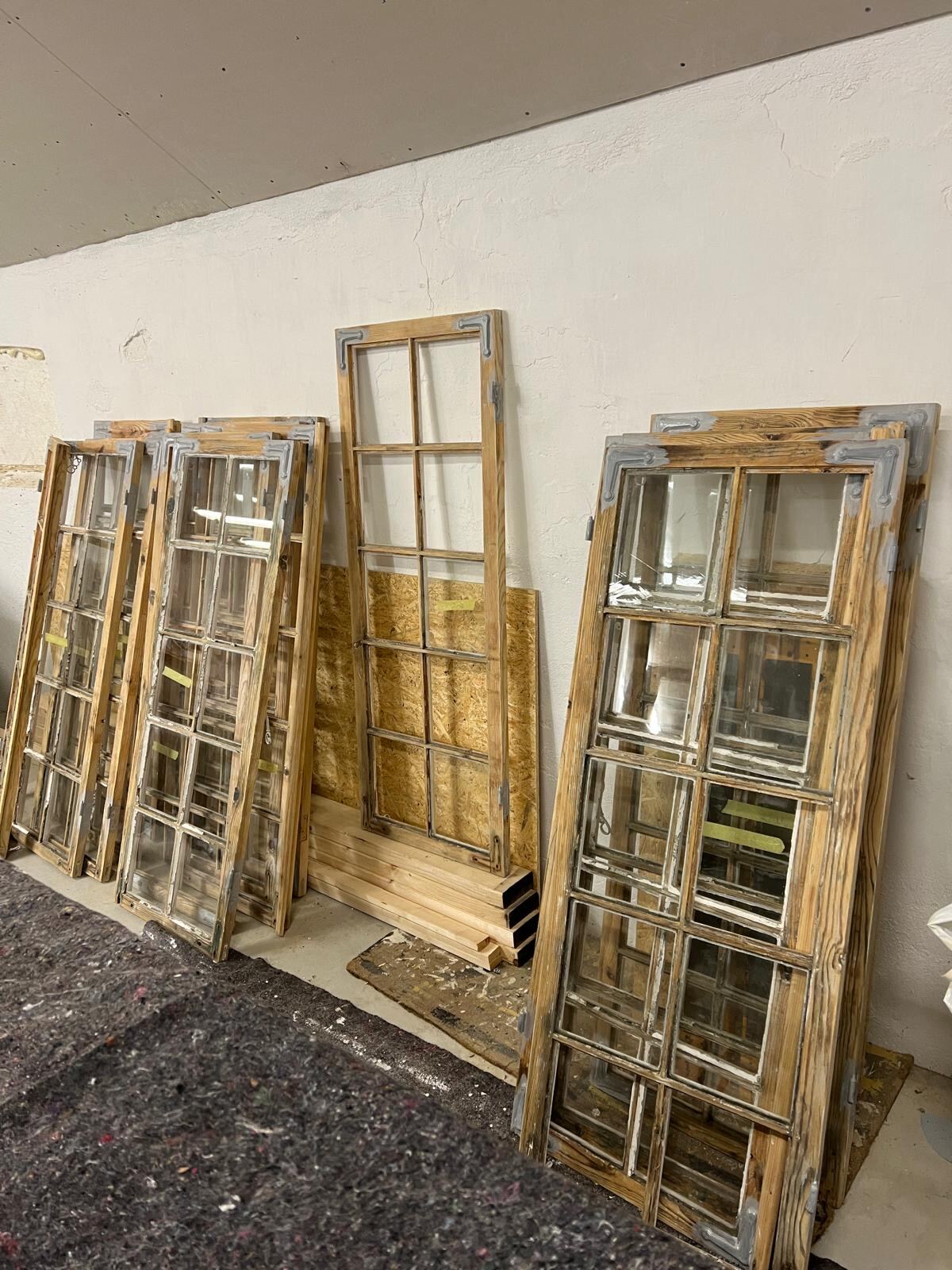 Fönsterbåge under renovering med skrapning, kittning och målning